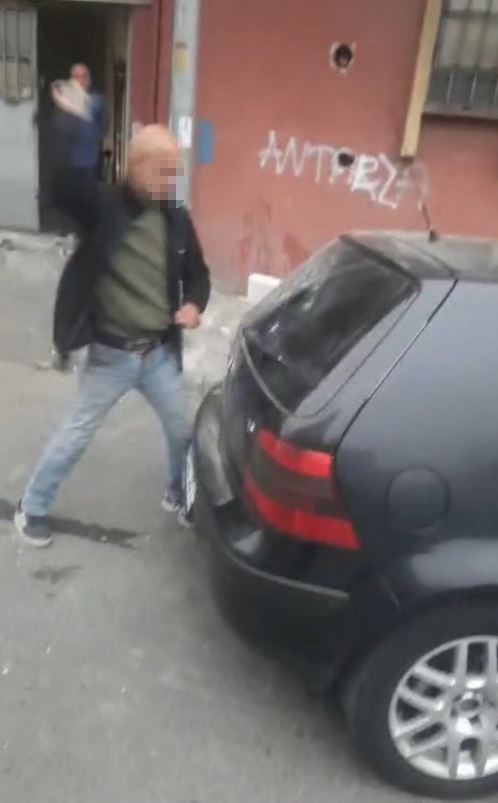 Alkollü şahıs hakaretler yağdırdığı esnafın aracına zarar verdi