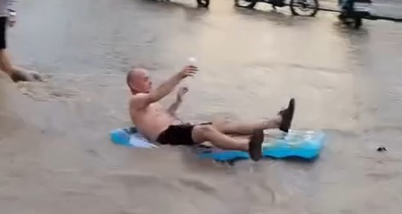 Fethiye’de turistler sel sularında eğlendi