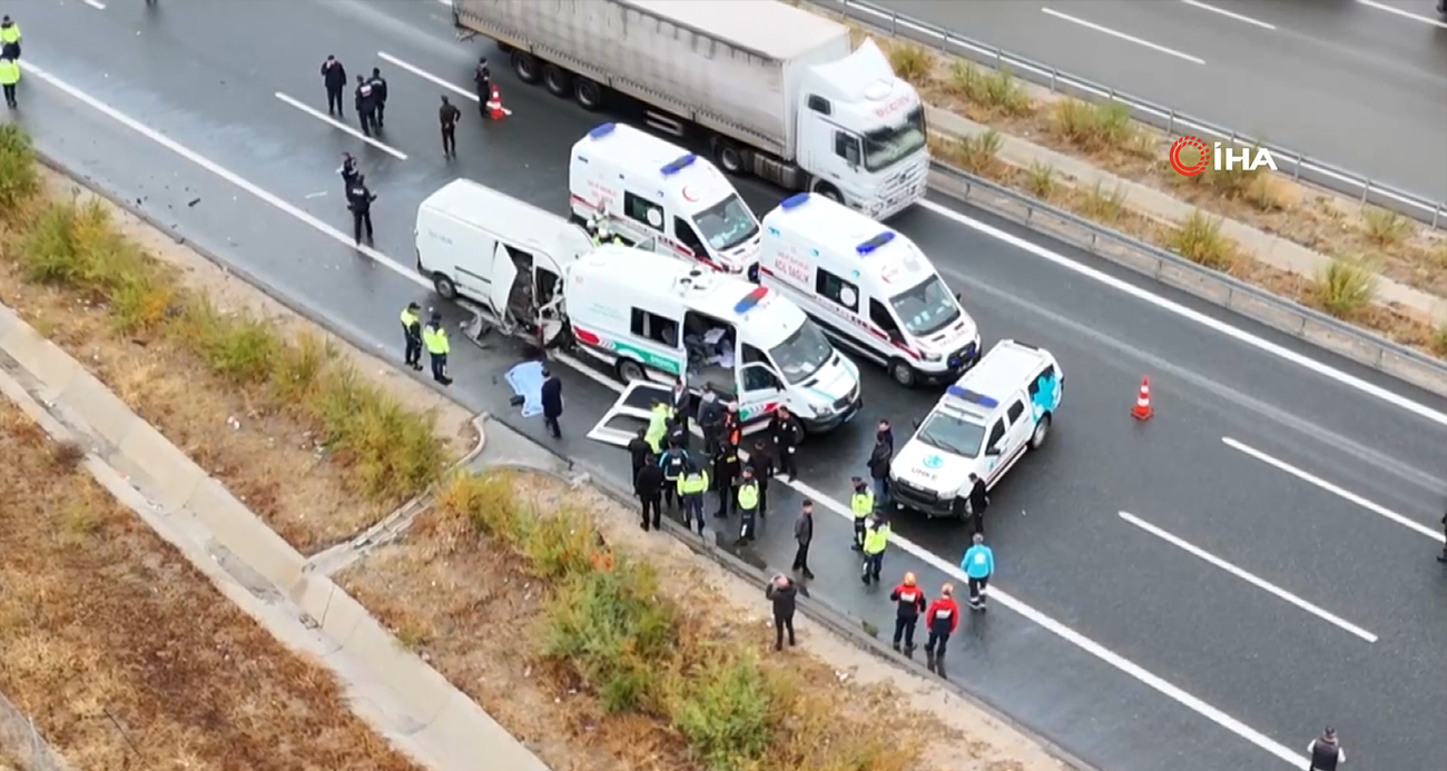 Aksaray’da jandarma aracına minibüs çarptı