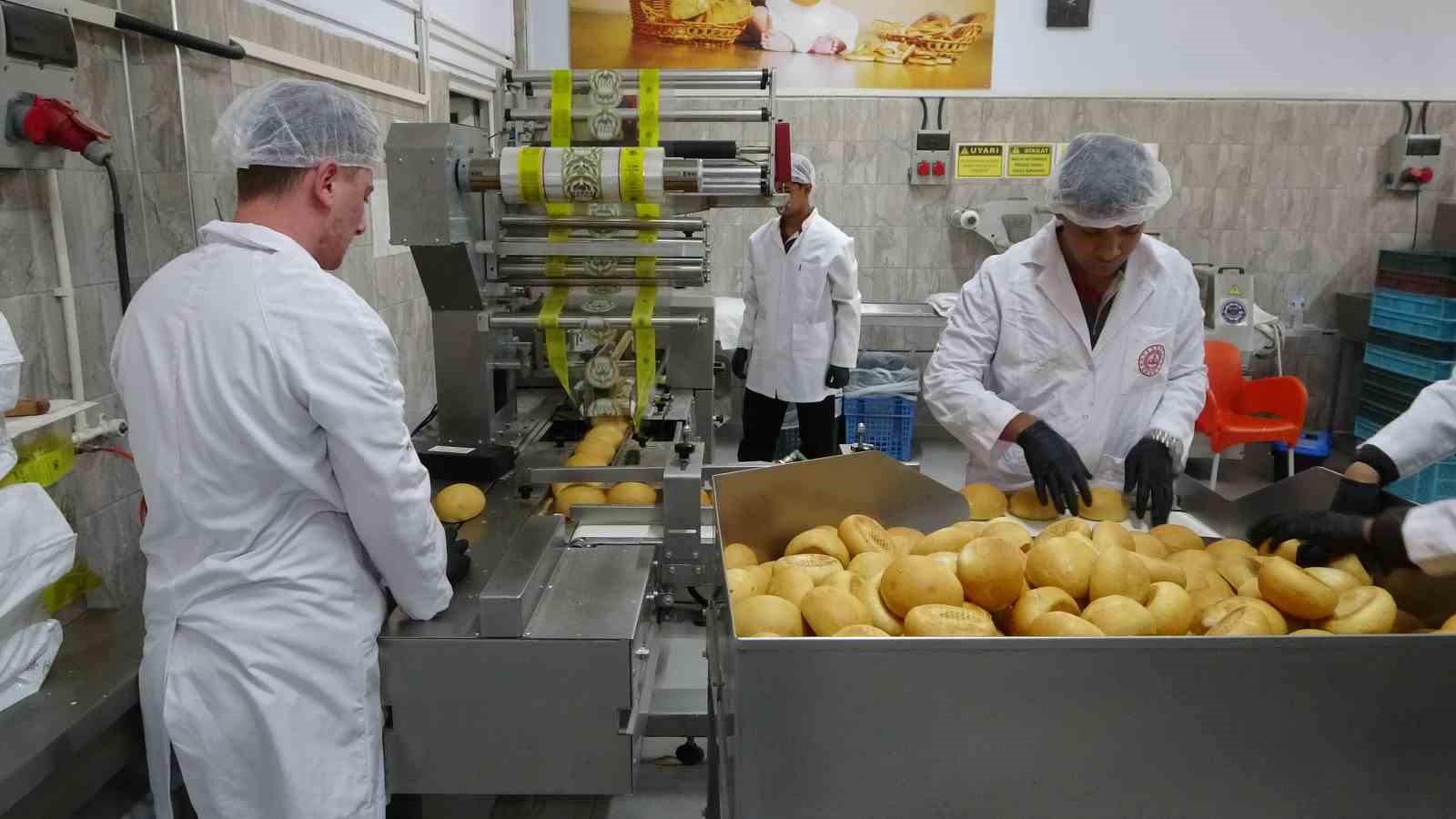 Meslek lisesinde ekmek üretimi, genç ustalar iş başında