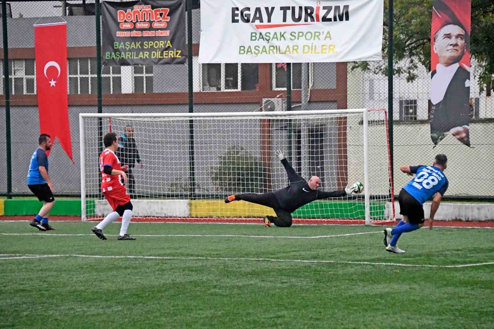 Osmangazi’de geleneksel halı saha turnuvası başladı