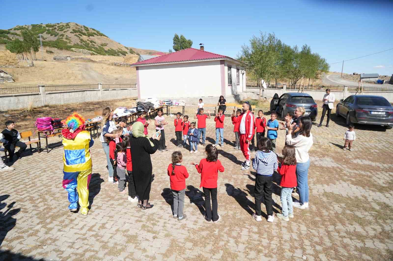 Muş’ta gönüllüler köy çocuklarına mutluluk taşıdı
