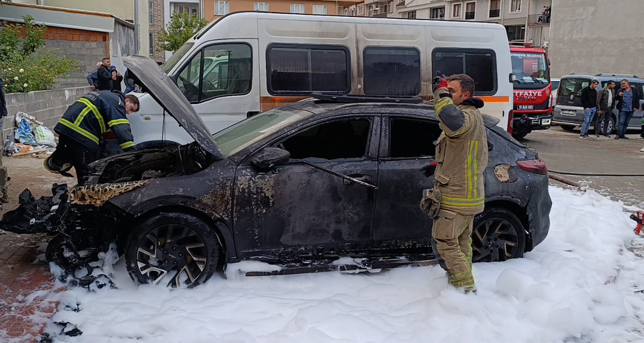 Bursa’da park halindeki otomobil alev alev yandı, yangın iki araca sıçradı