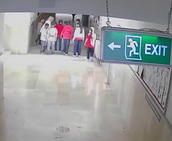 Nefes borusuna mandalina dilimi takılan öğrenciyi, öğretmenin Heimlich manevrası kurtardı