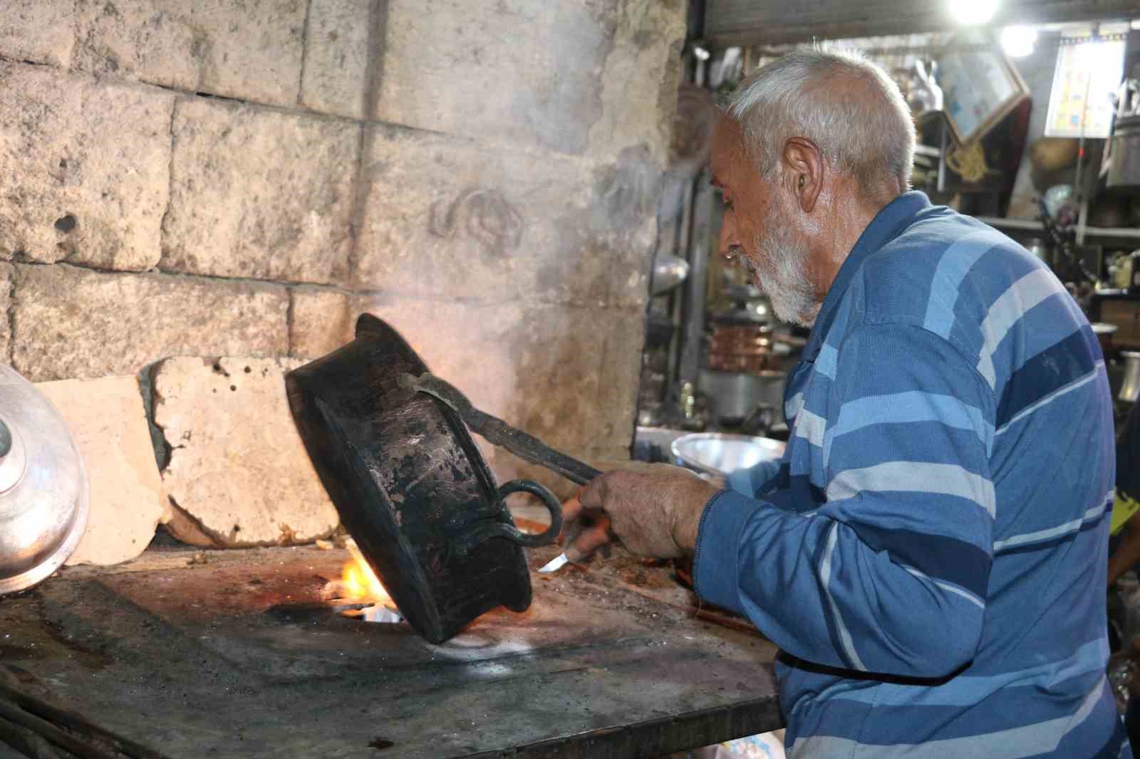 Şanlıurfa’da kalay ustası 75 yıldır mesleğini aşkla sürdürüyor