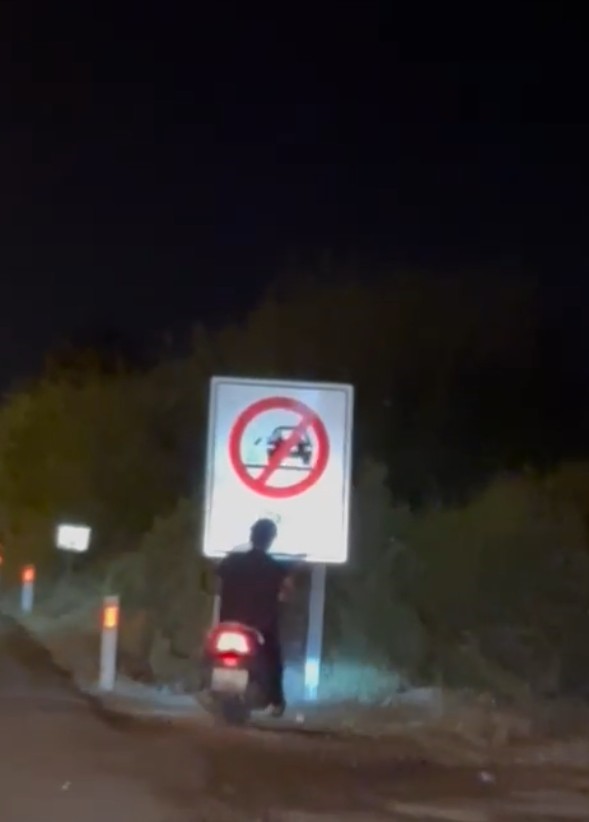 Böyle kaza görülmedi, motosiklet sürücüsü yol kenarındaki ‘çöp atma’ yazılı uyarı levhasına kafasını çarptı