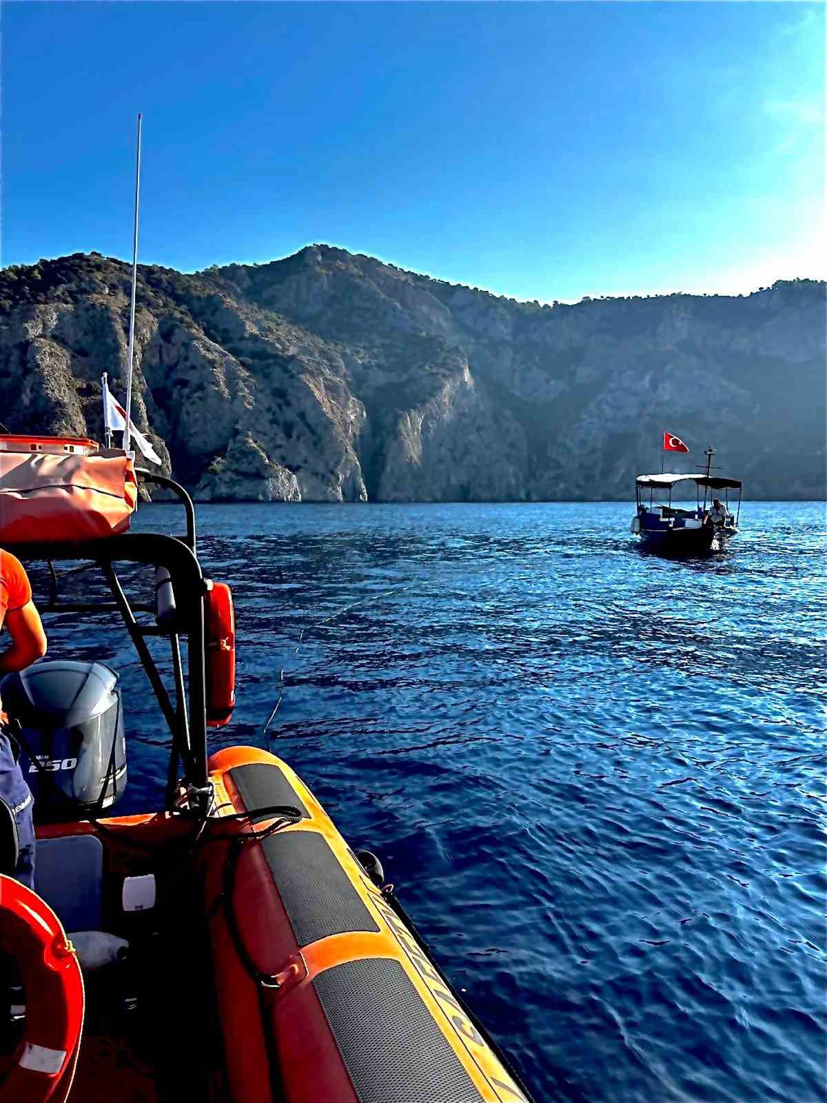 Arızalanan balıkçı teknesini Kıyı Emniyet ekipleri kurtardı