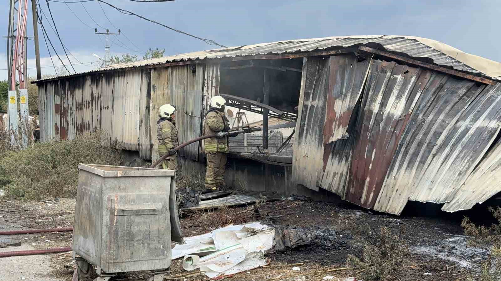 Arnavutköy’de BEDAŞ’a ait trafodan çıkan kıvılcımlar ayakkabı deposunu küle çevirdi
