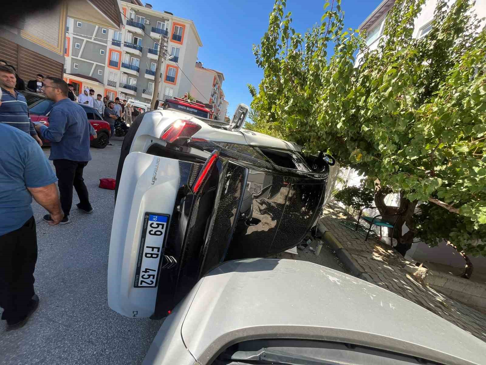 Isparta’da üç aracın karıştığı kazada 5 kişi yaralandı