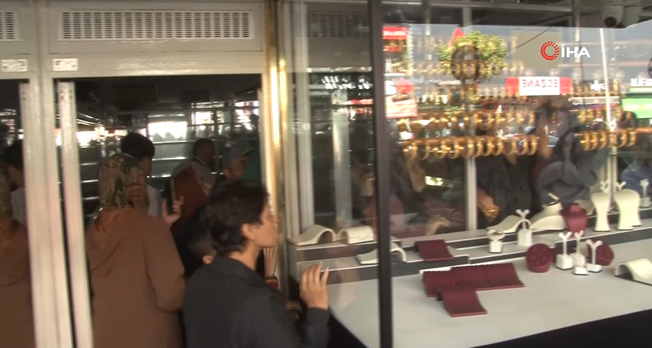 Kuyumcu altınları alıp kaçtı, vatandaşlar dükkanı yağmalamaya çalıştı