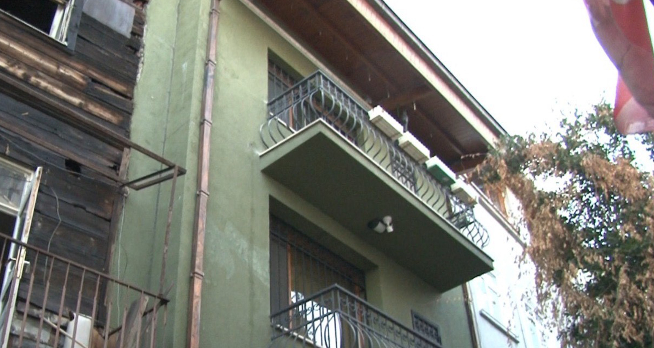 Beşiktaş’ta çıkan yangında oyuncu Şebnem Bozoklu’nun evi de hasar gördü