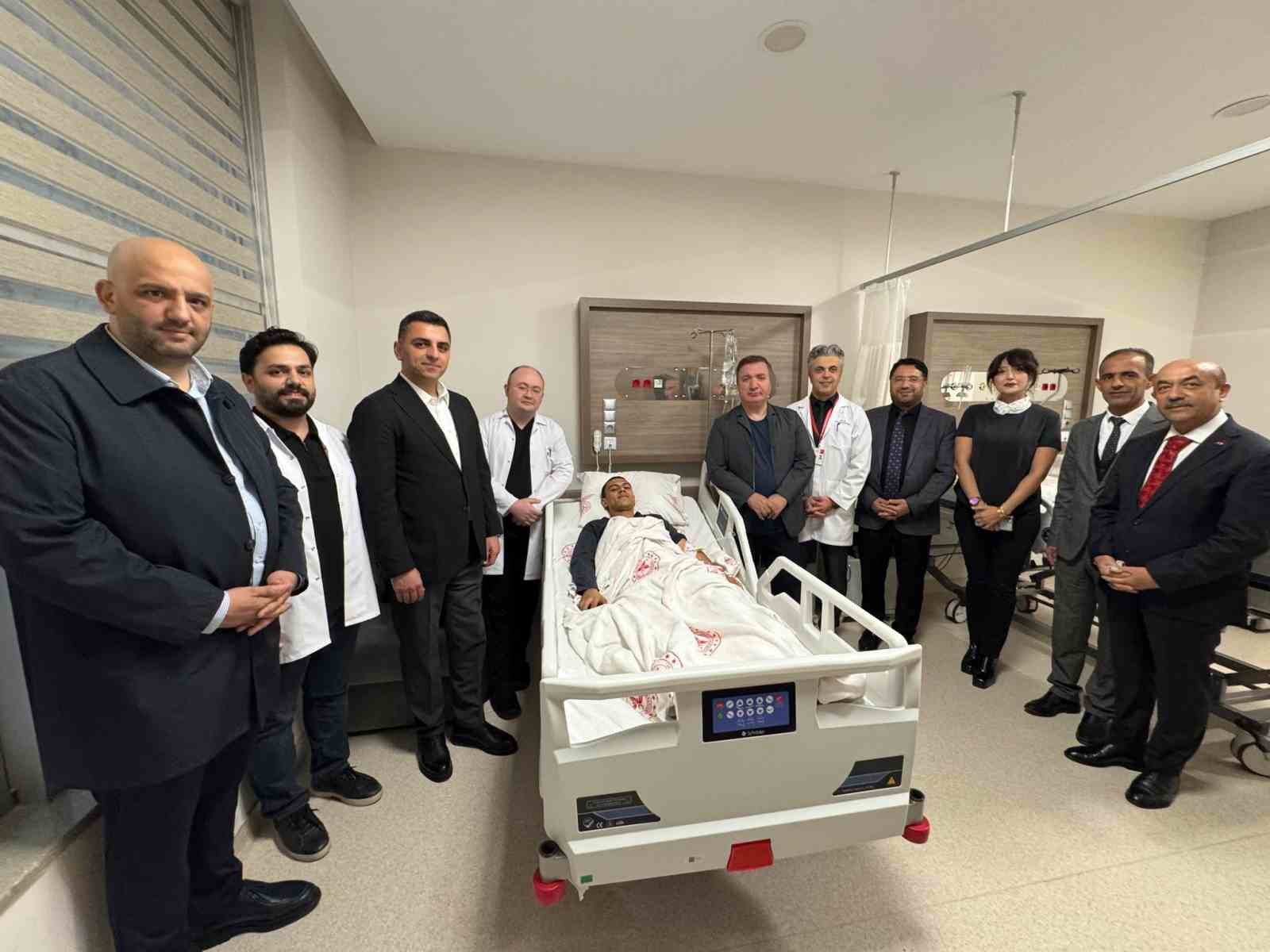 Ailesi uzakta olan gence Vali refakat etti