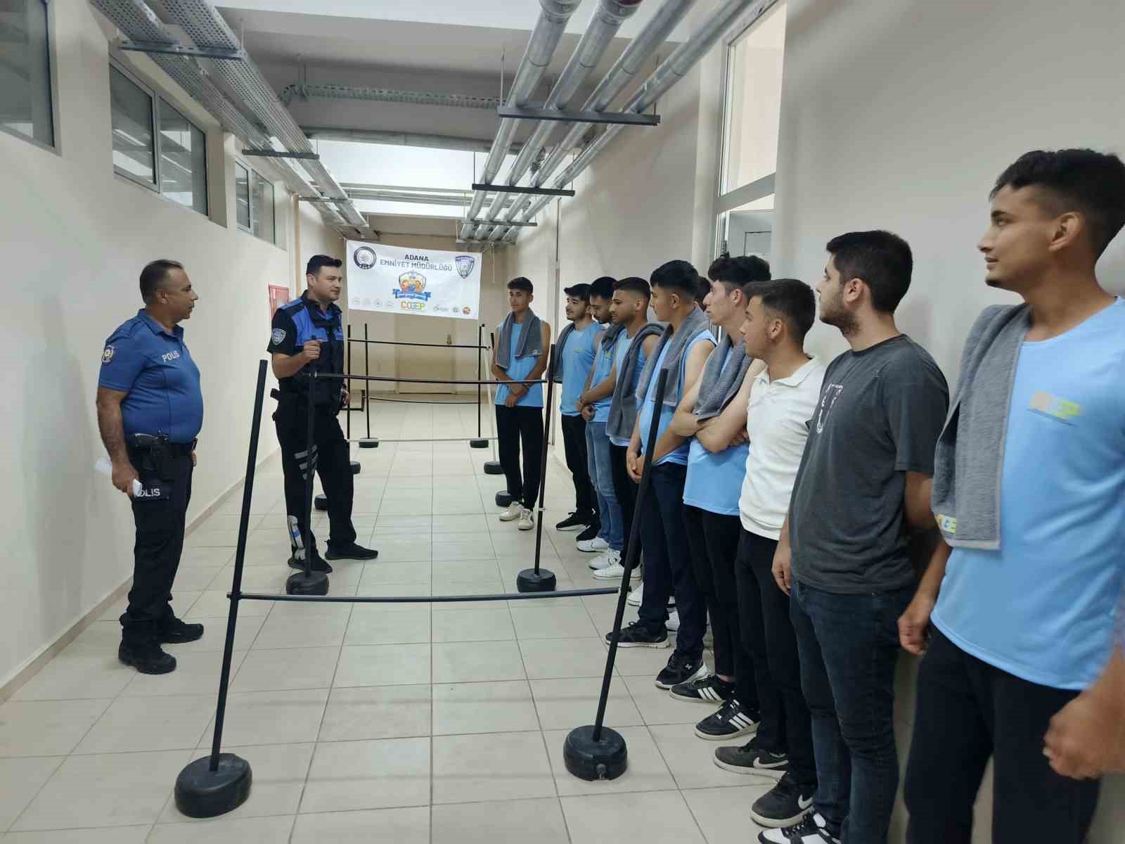 Polisin eğitim verdiği gençler astsubaylığı kazandı