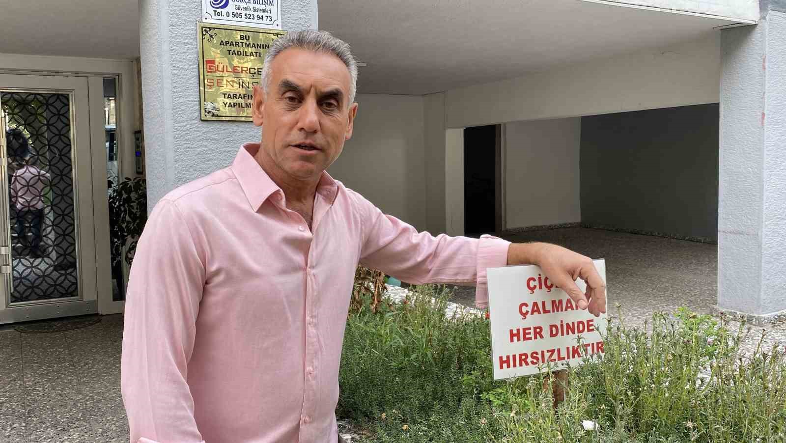 Bahçesinden sürekli çiçek çalınan apartmanın yöneticisinden ilginç uyarı