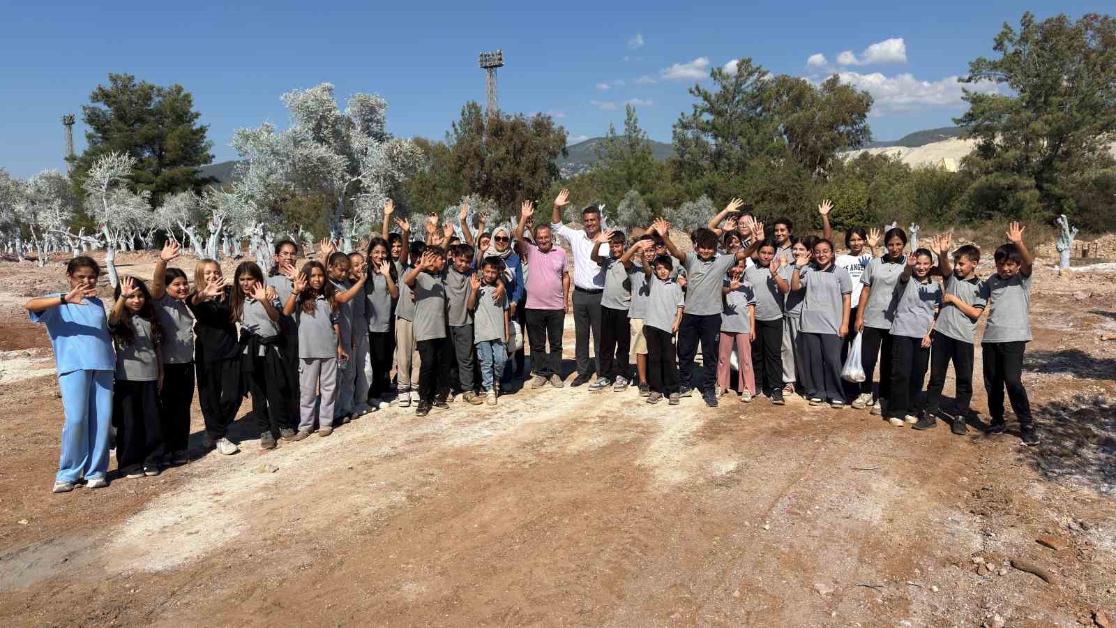 İlkokul öğrencileri 300 zeytin fidanını toprakla buluşturdu