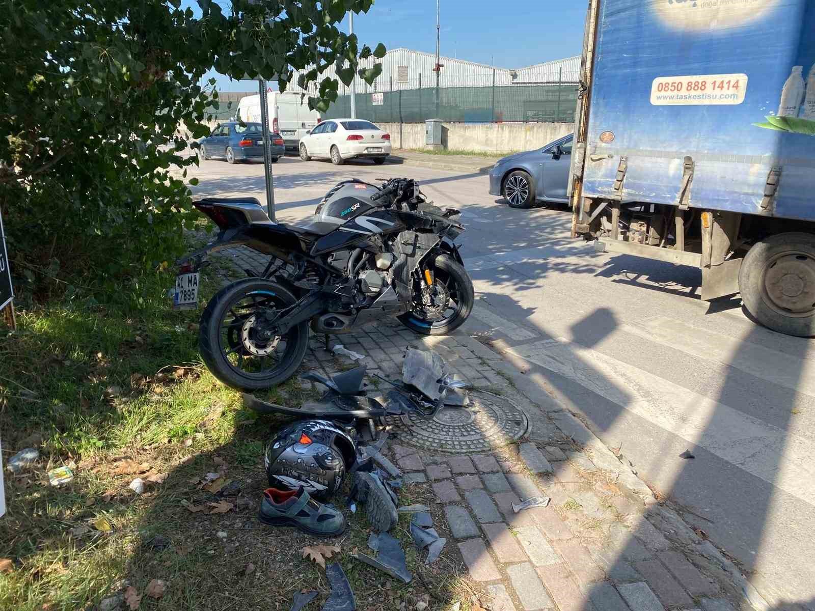 Kocaeli’de kamyonetle çarpışan motosiklet sürücüsü ağır yaralandı