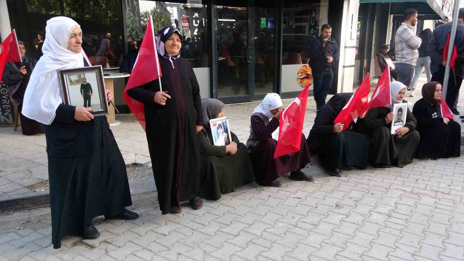 Evlat nöbetindeki annelerin umutlu bekleyişi sürüyor