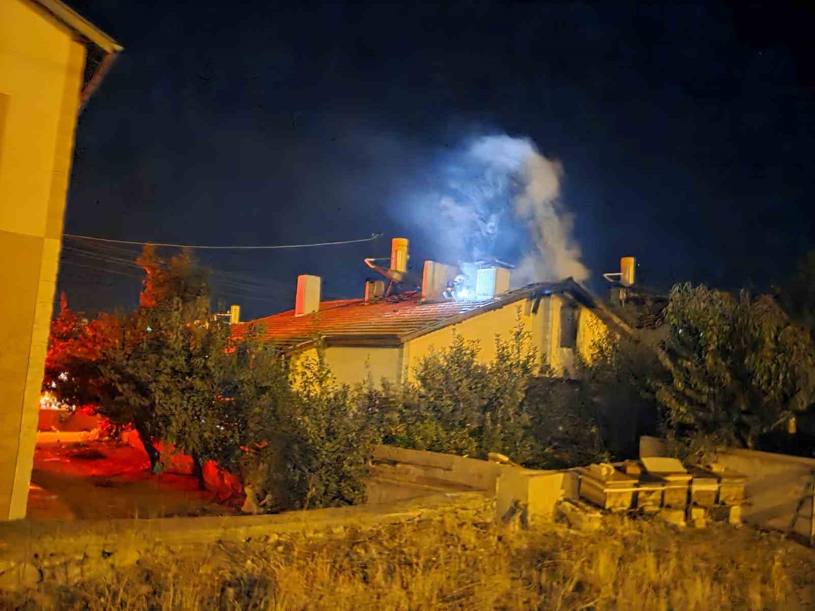 Ankara’da iki katlı binada yangın: 2 kişi dumandan etkilendi