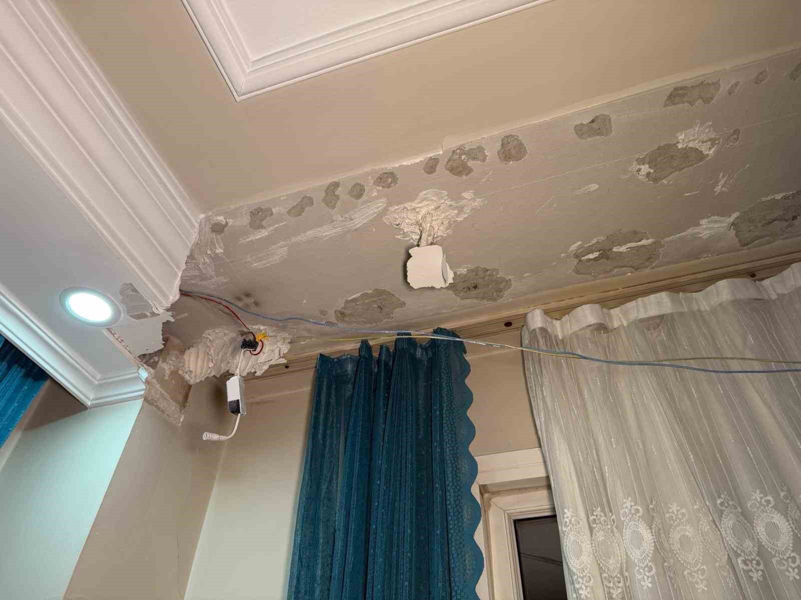 Fatih’te bir evin tavanı deprem sebebiyle çöktü