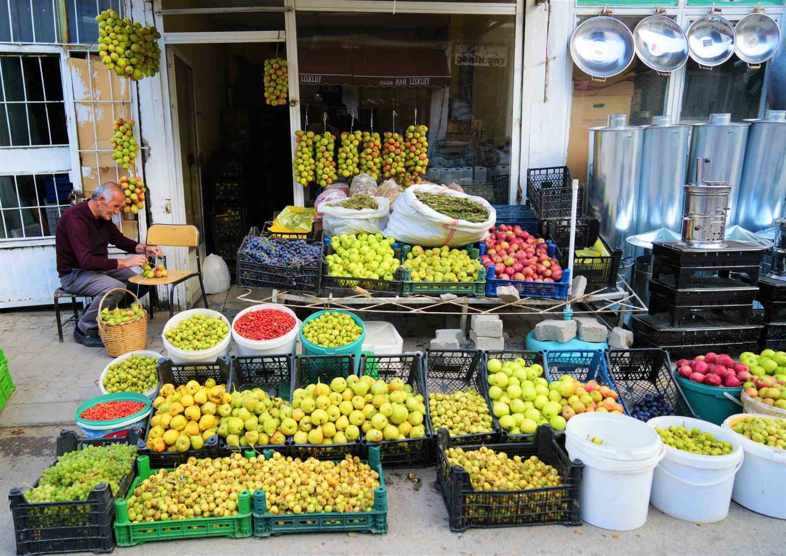 Muş’ta ipe dizilen güz armutları 3 ay tazeliğini koruyor