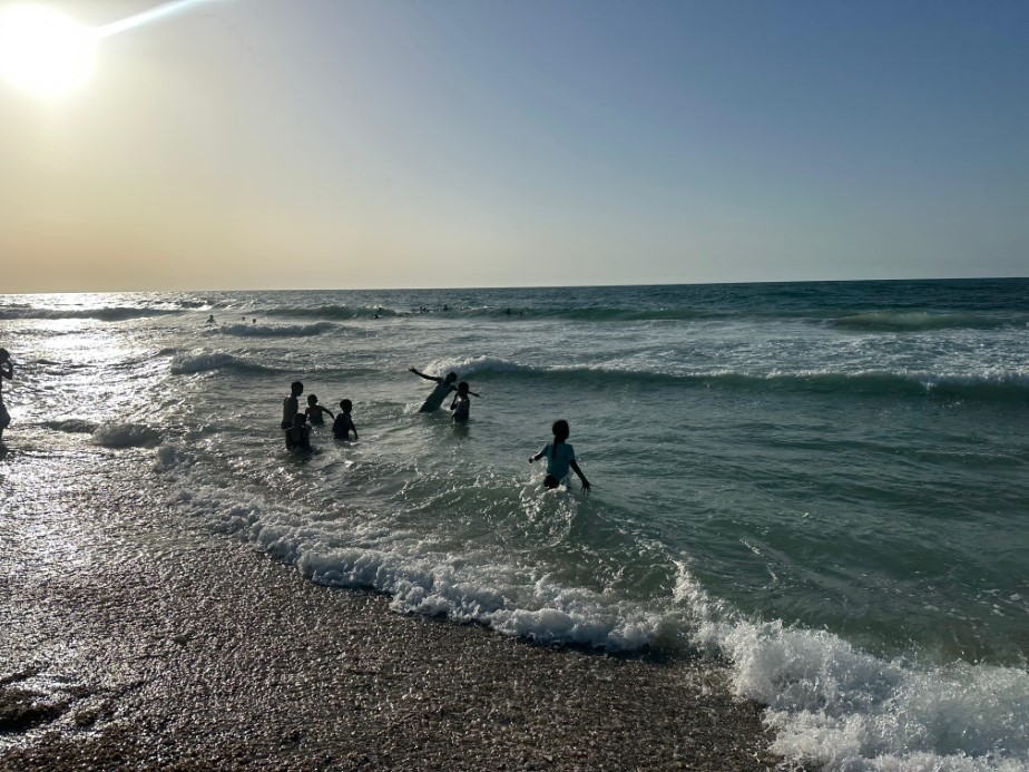 Gazzeli çocukların aktivistleri sahilde umutla bekleyişi sürüyor