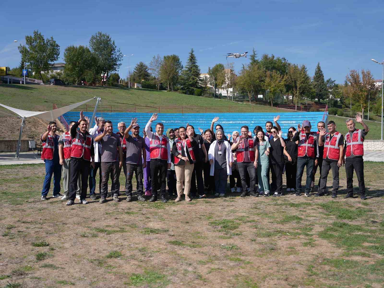 Beyaz önlükleri giyip çöp toplamaya çıktılar