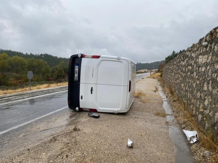 Bilecik’te seyir halinde kamyonet devrilirken, sürücüsü yaralandı