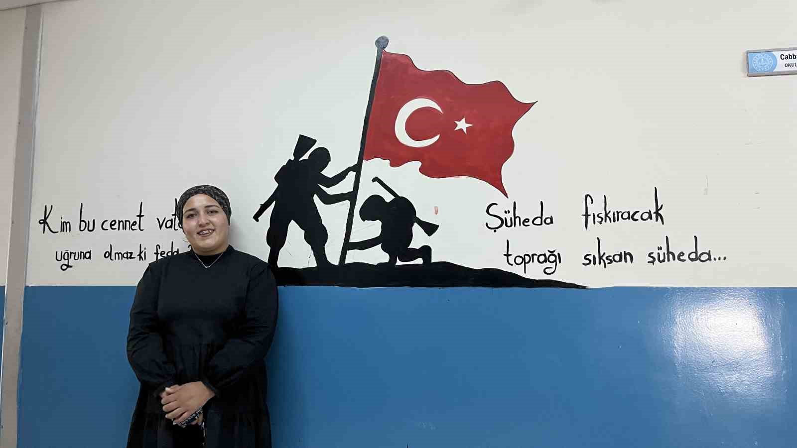 Çizdiği resimler ile okul duvarlarına estetik bir görünüm kazandırıyor