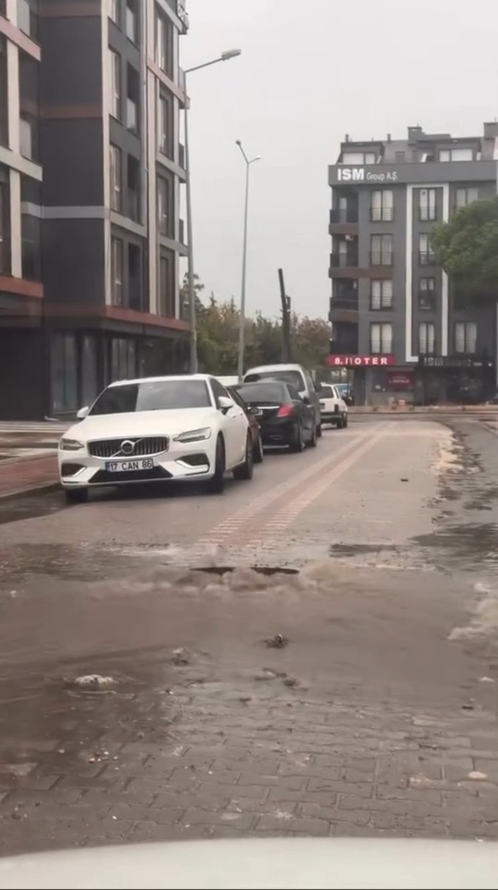 Çanakkale’de kanalizasyonlar taştı sokaklar göle döndü