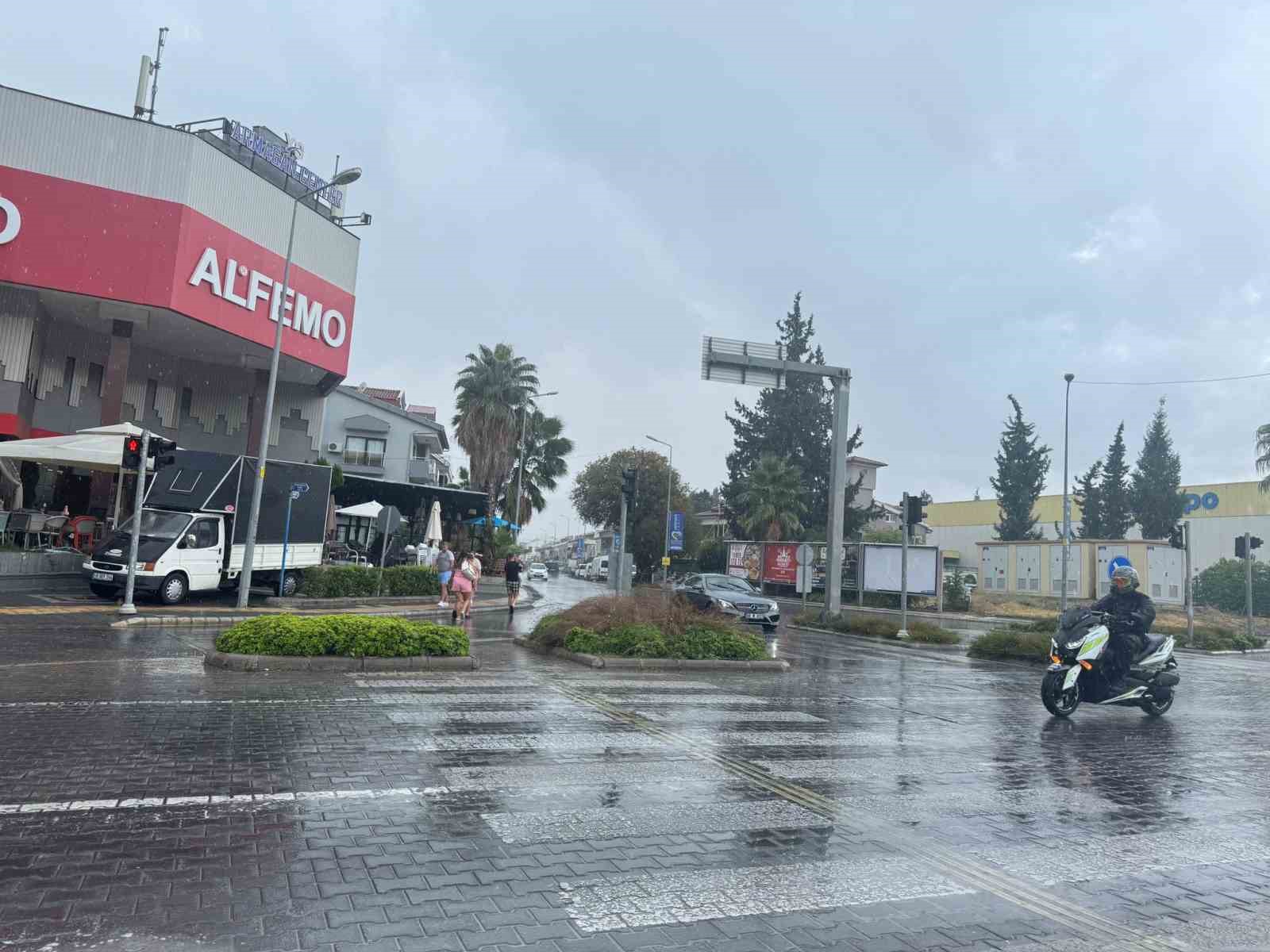 Marmaris’te beklenen sağanak başladı