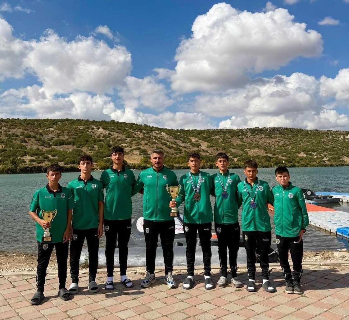 Sakarya Büyükşehir sporcuları Eskişehir’de ikincilik kupasını kaldırdı