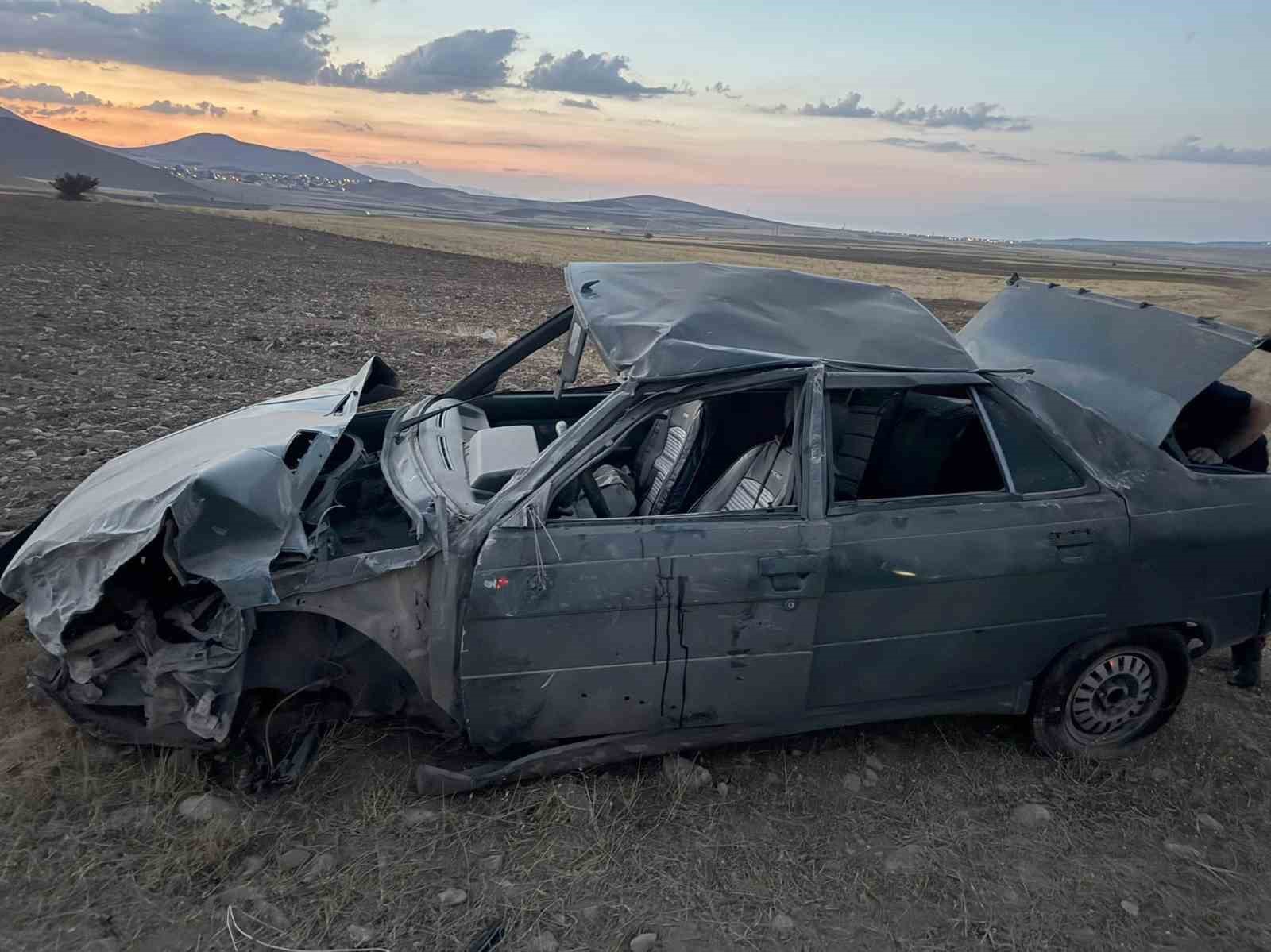 Lastiği patlayan otomobil karşı yoldan gelen cipe çarptı