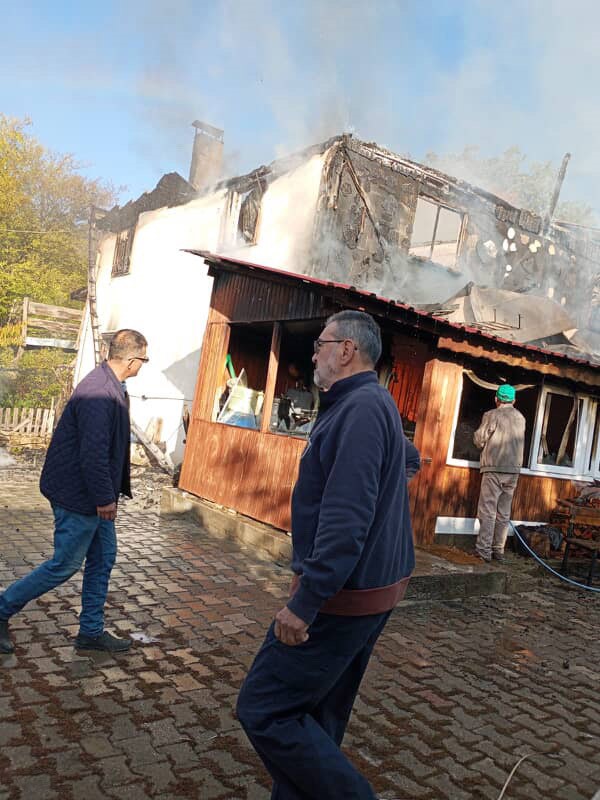 Bolu’da 2 katlı ev küle döndü