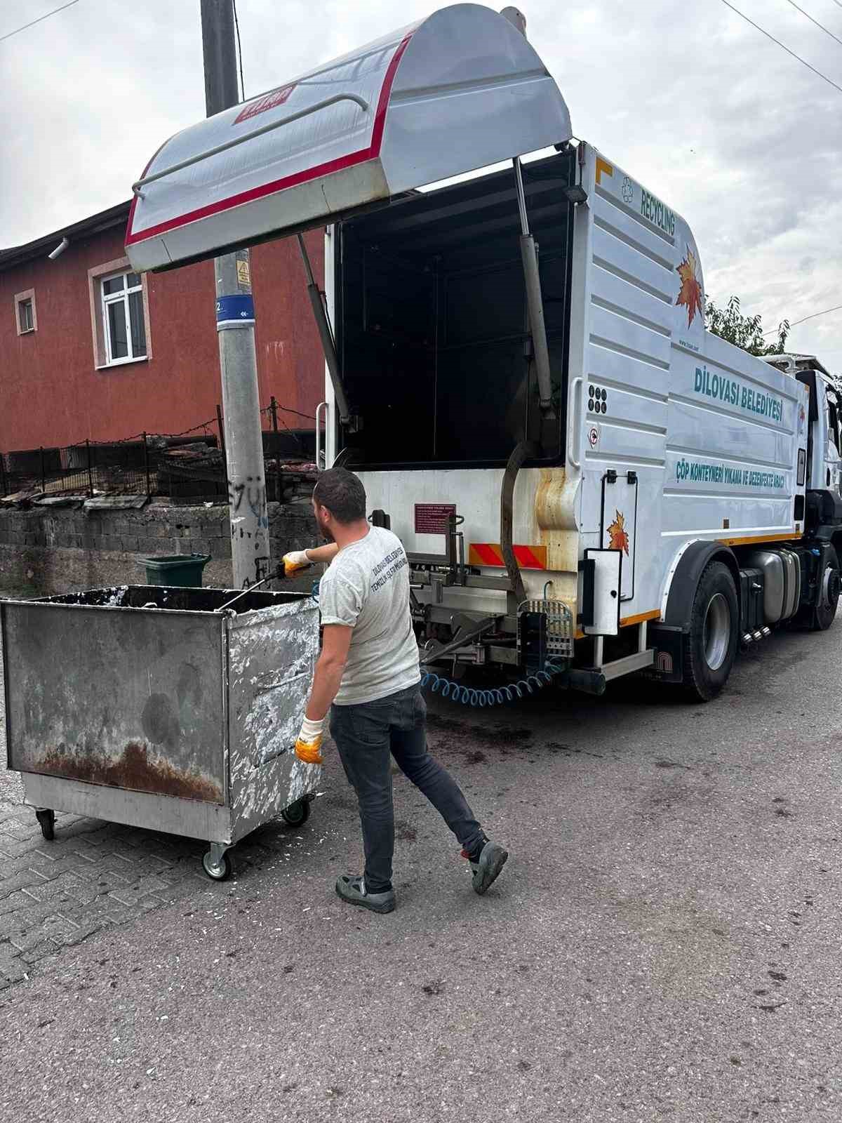 Dilovası’nda çöp konteynerleri dezenfekte ediliyor