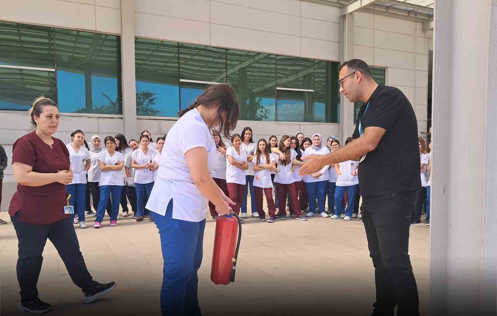 Nazilli Devlet Hastanesi’nde stajyer öğrencilere afet eğitimi