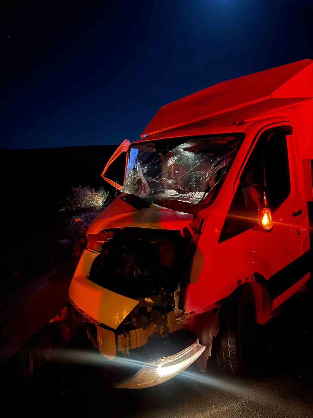 Mardin’de kamyonet ile traktör çarpıştı: 2 yaralı