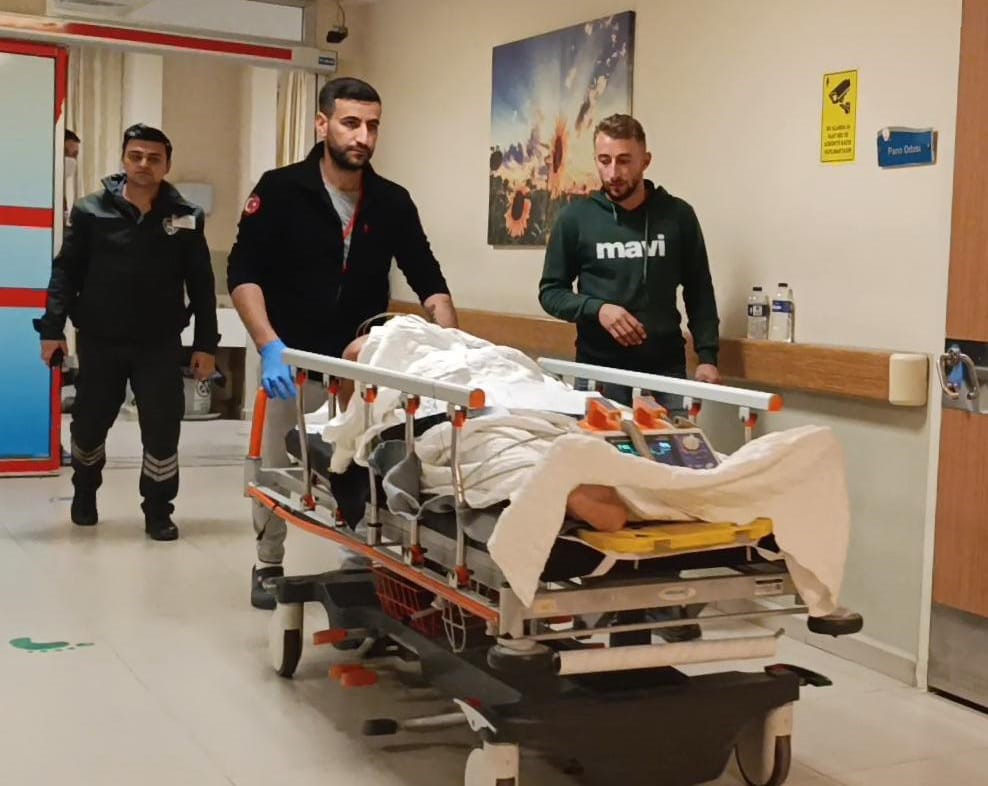 Bursa’da elektrik direğinden düşen 2 tekniker yaralandı