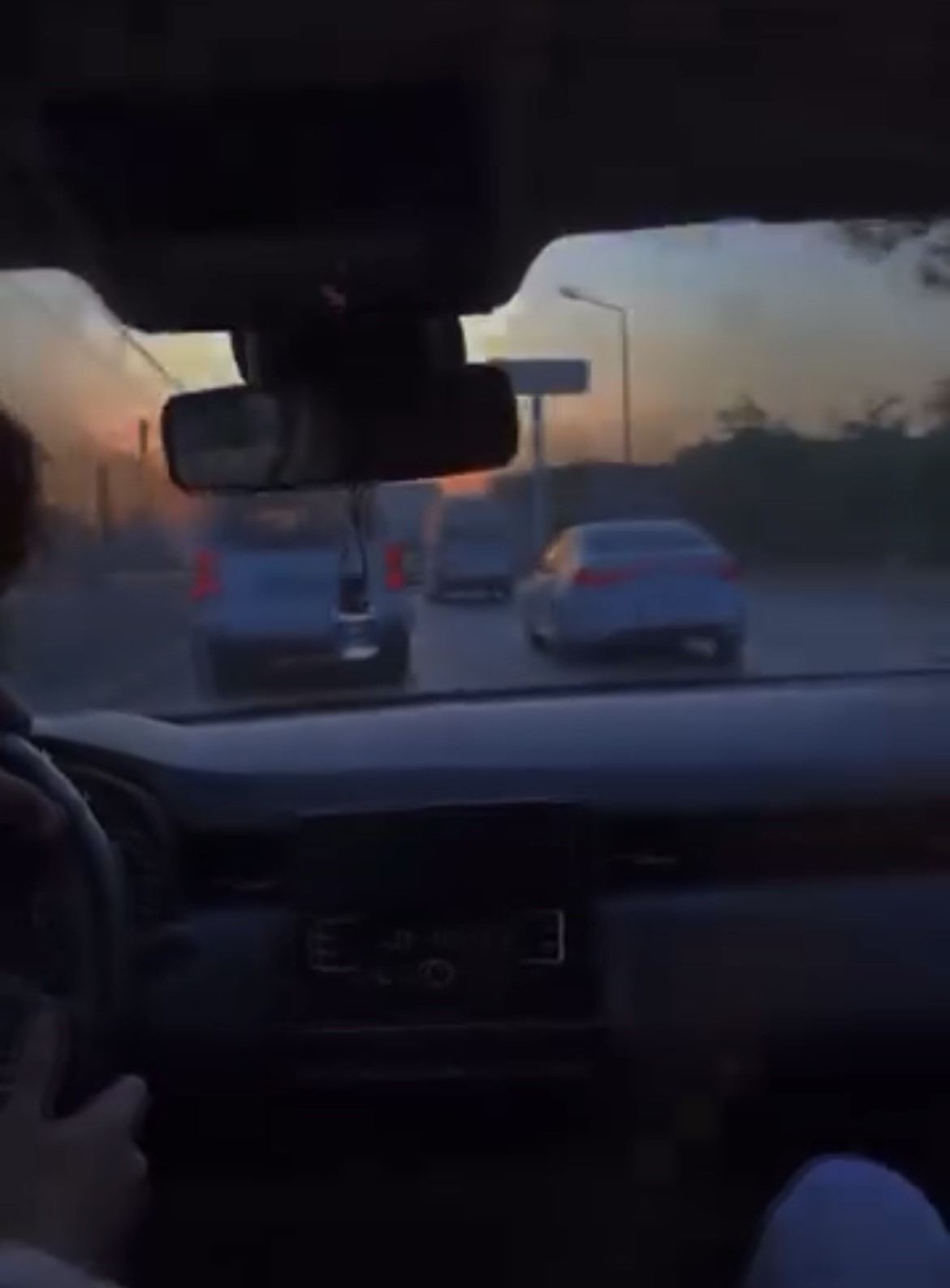 Makas atarak trafiği tehlikeye attı, o anları kayda aldırıp paylaştı