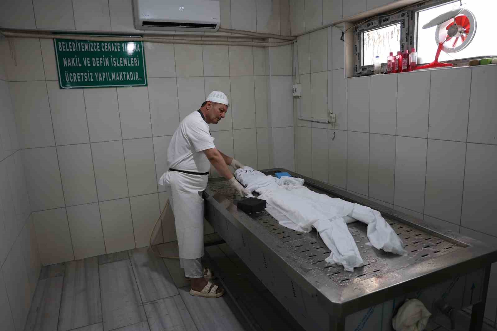 19 yıllık gassal, cenazenin nasıl yıkanacağını uygulamalı olarak anlattı