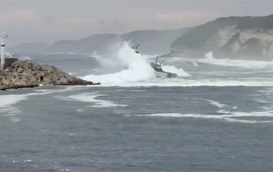Balıkçı teknesinin dev dalgalarla mücadelesi: Yürekleri ağza getiren anlar