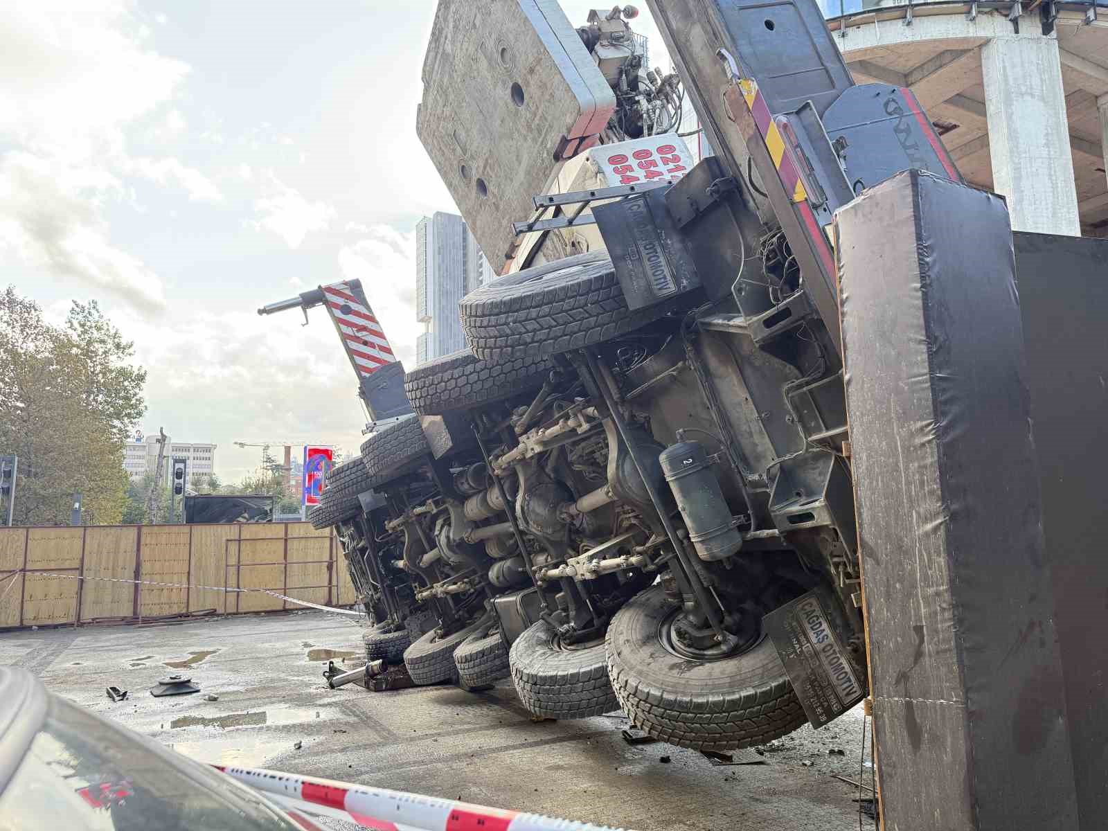 Şişli’de rezidans inşaatındaki vinç devrildi