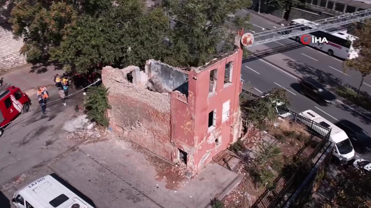 Fatih’te metruk bina çöktü: Enkazda arama çalışması yapılıyor