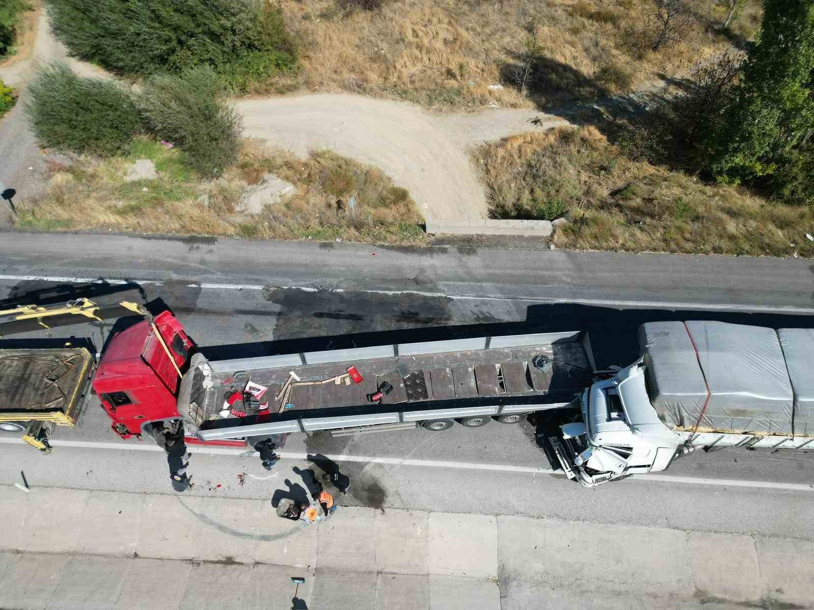 Tırların çarpıştığı kazada 2 kişi yaralandı