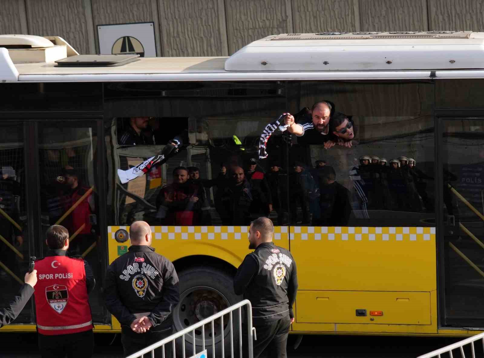 Beşiktaş taraftarı stadyuma geldi