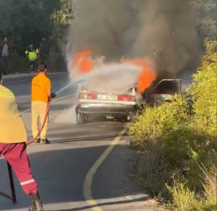 Osmaniye’de otomobil yangını ormana sıçramadan söndürüldü