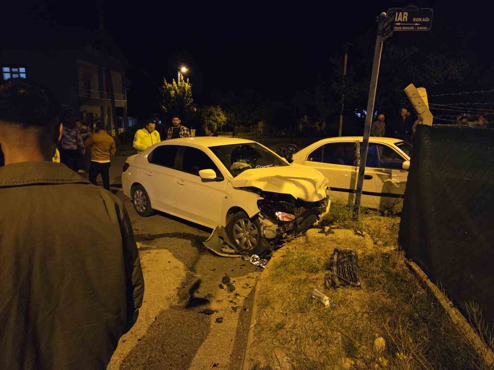 Ankara’da iki otomobil kafa kafaya çarpıştı: 2 yaralı