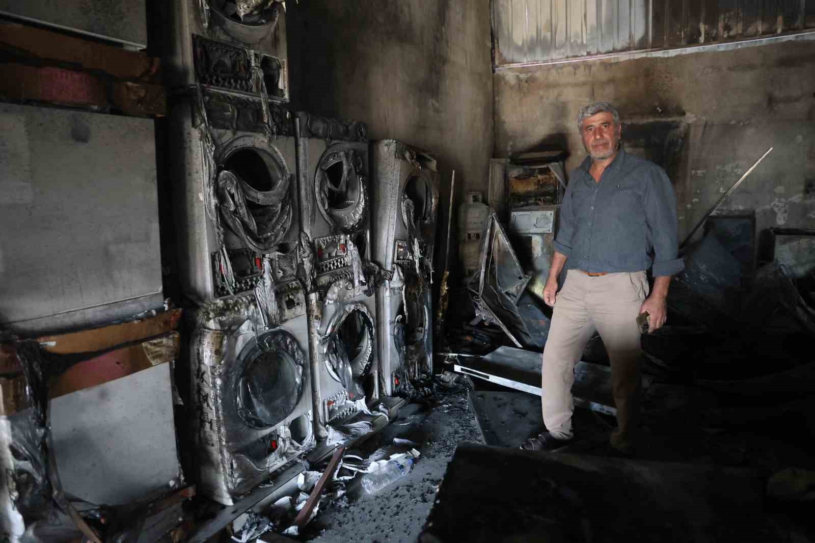 Beyaz eşya bayisinde çıkan yangında, 3 milyon TL değerindeki eşyalar küle döndü