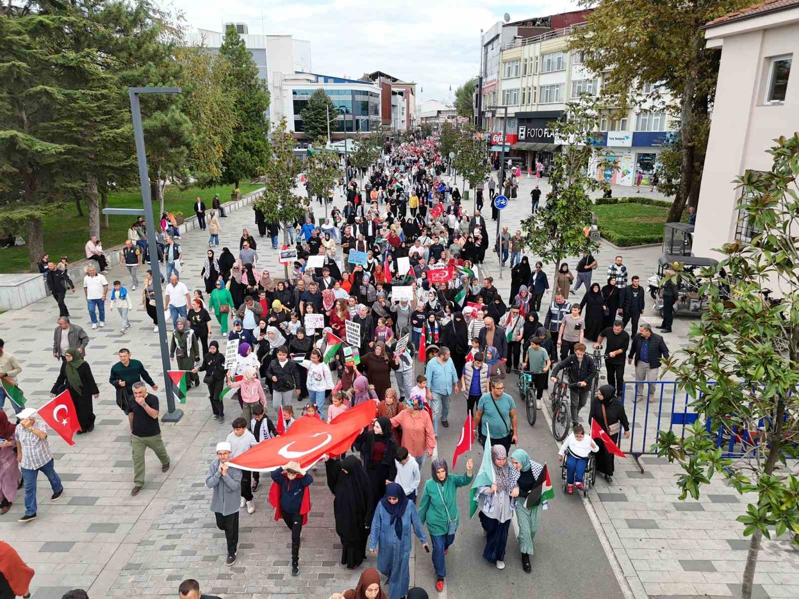 Düzce’de yüzlerce kişi Filistin’e destek için buluştu