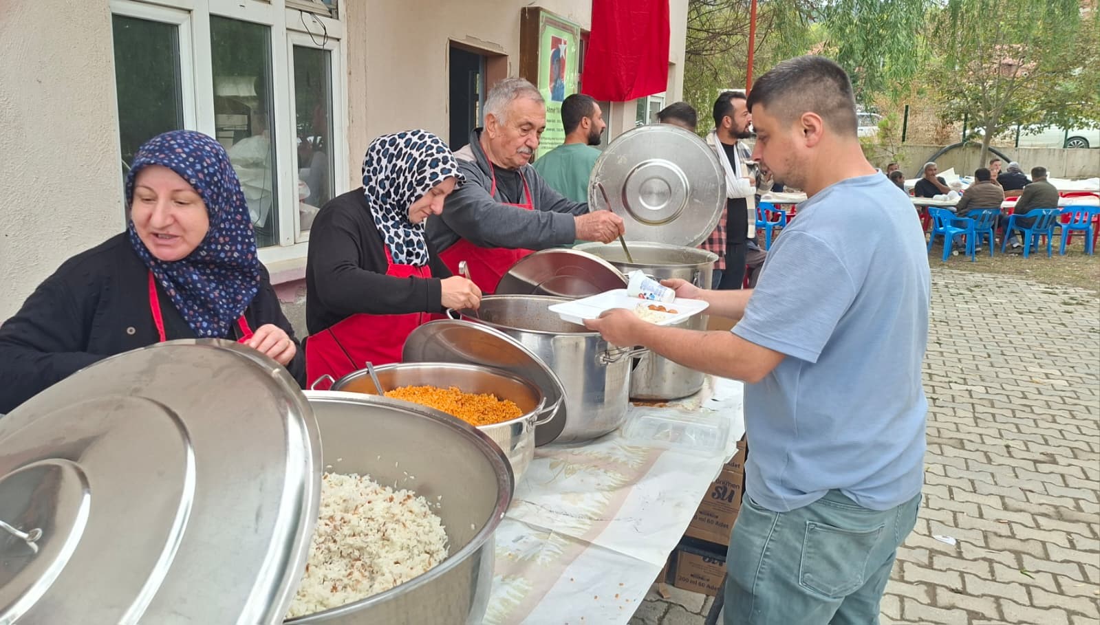 Hisarcık Yukarı Yoncaağaç köyünde 13 yıldır sürdürülen hayır yemeği geleneği