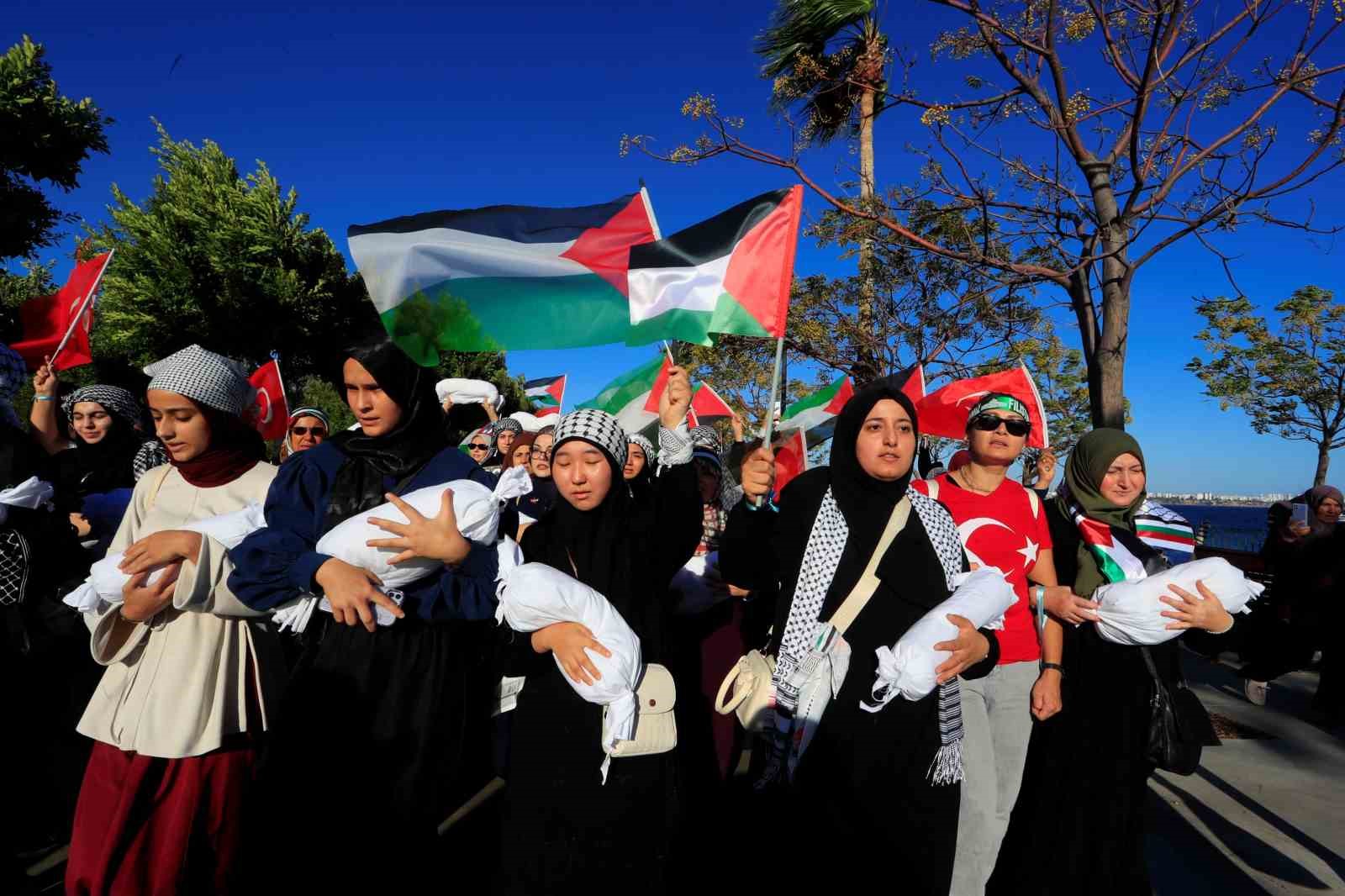 Binlerce Antalyalı Gazze için yürüdü